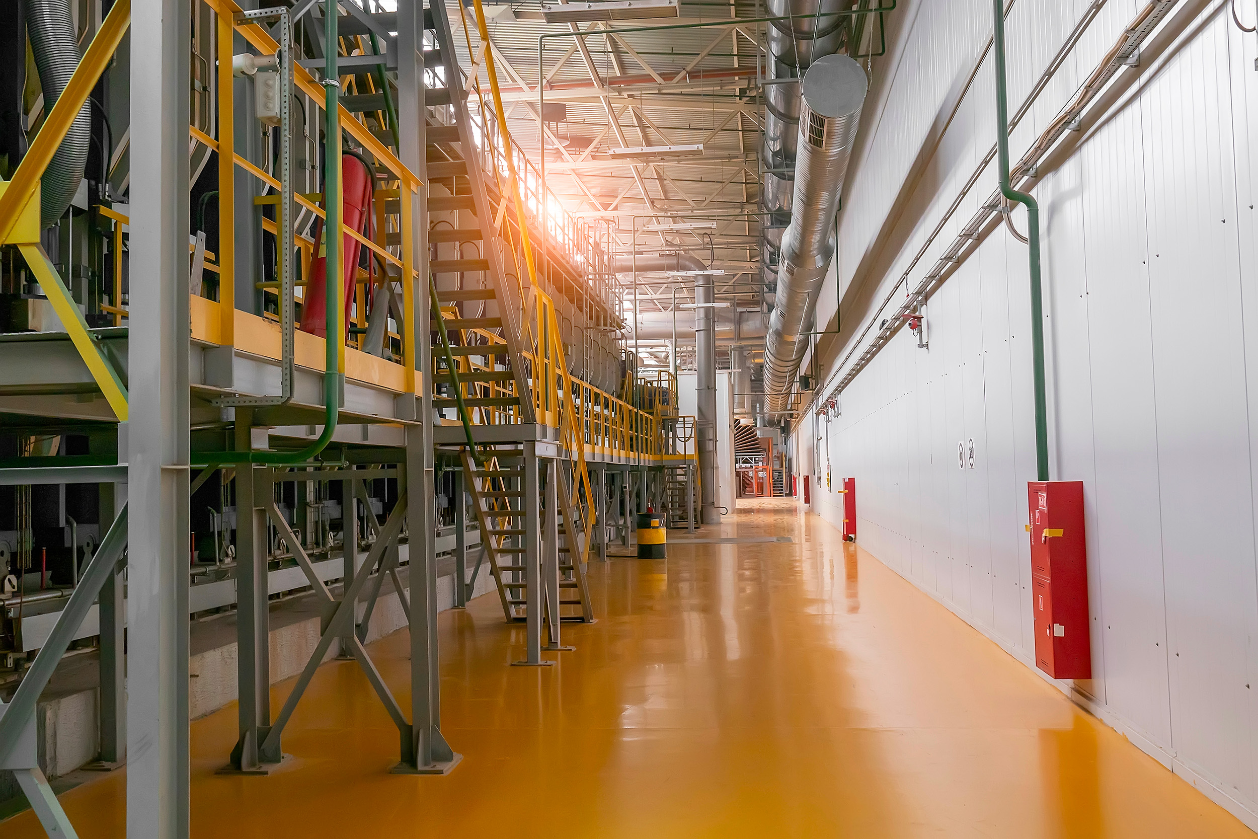 Allée industrielle avec plancher époxy orange de sécurité