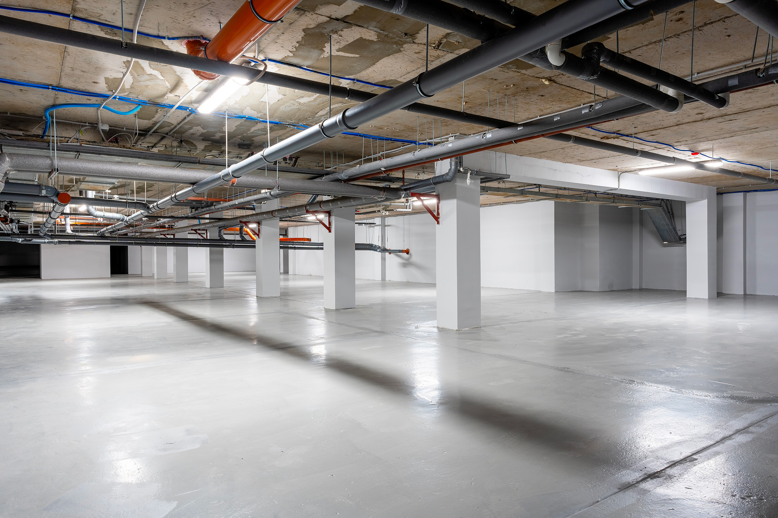 Plancher en béton lustré dans un stationnement intérieur